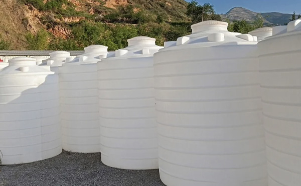化工液体储存注意事项——选对PE通渭塑料桶避免安全隐患