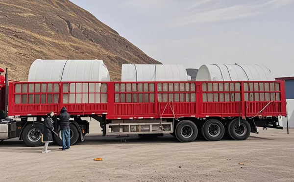 通渭塑料桶装车完毕准备运输中